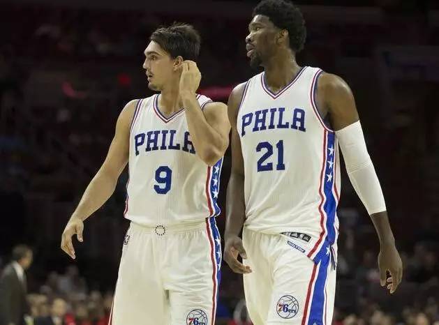 篮球赛场上的精彩表现：大卫·詹姆斯半场高效表现（大卫·詹姆斯半场高效发挥，闪耀篮球赛场）