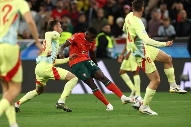 篮球湖人球员赛季数据持续上升（湖人球员本赛季数据稳步提升）