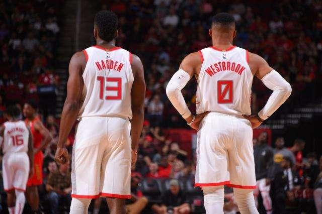 班凯罗复出首战发挥不佳，全场仅得9分，命中率为37.5%（复出首秀低迷：班凯罗仅9分，命中率37.5%）