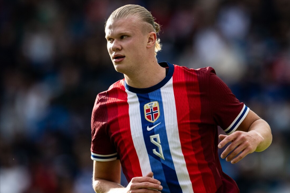 足球报：申花将利用今年最后两场亚冠来决定人员的去留（足球报：申花将以收官两场亚冠确定人员去留）