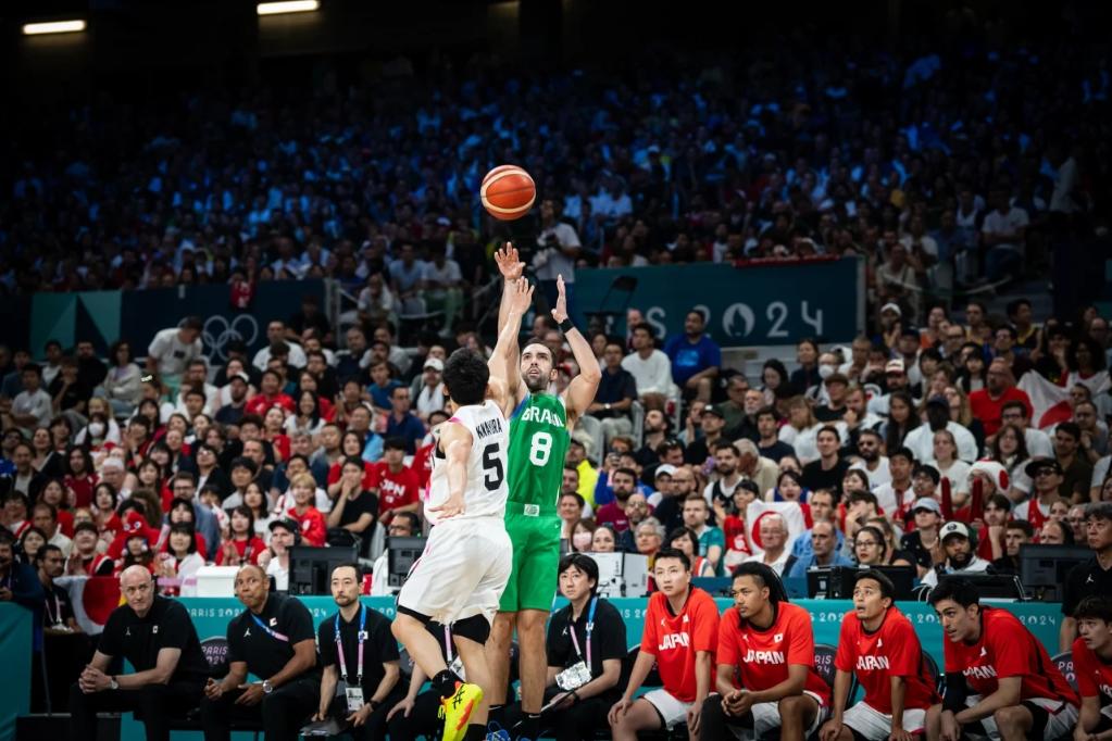 “帅白龙”罗超连克四强，豪取全国自由搏击锦标赛冠军！（帅白龙罗超连斩四强，问鼎全国自由搏击锦标赛！）