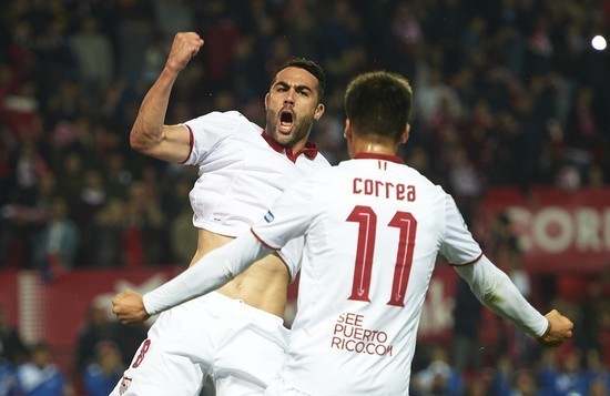 布克19中9，高效表现助力球队胜利（布克19投9中，高效发挥助球队取胜）