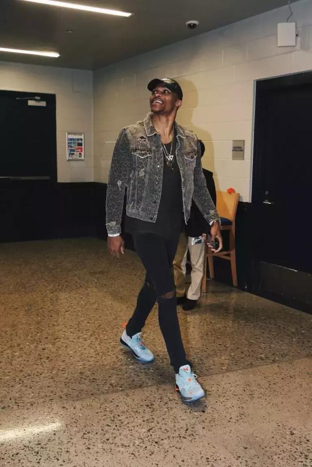 状元本色！弗拉格篮下接球原地起跳 单臂举火烧天暴扣惊艳全场（状元风采尽显！弗拉格篮下接应原地起飞，单臂擎天重扣惊艳全场）