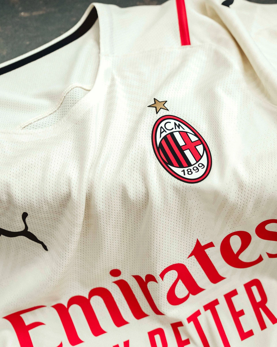 文章总结：维罗纳主场防守稳健但进攻乏力，亚特兰大控球强攻，两队将展开激烈对决。（维罗纳主场守稳攻弱，亚特兰大控球强势，激战在即）